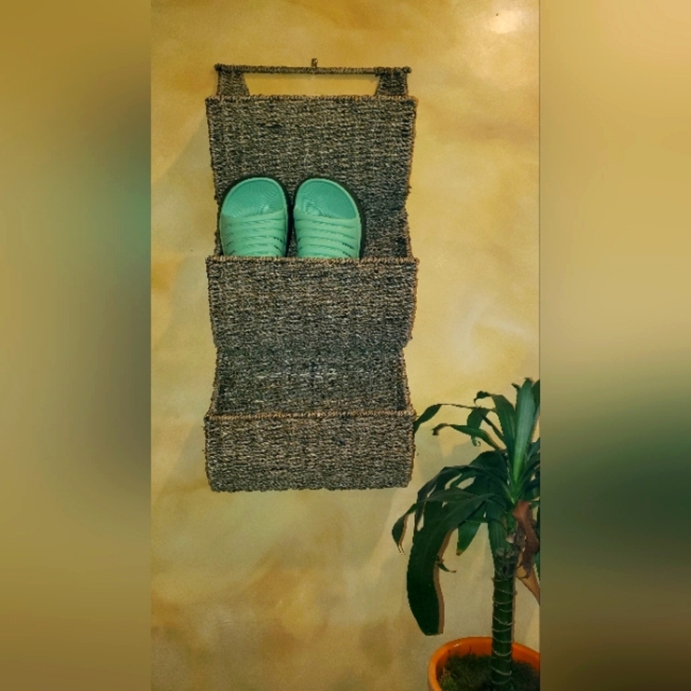 Seagrass wall basket